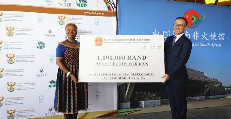 陈晓东大使出席向南非社会发展部提供救灾捐款仪式