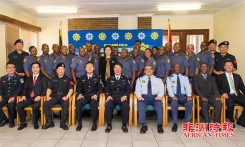 中国侨网出席结业仪式的领导和嘉宾合影。(南非《非洲时报》)