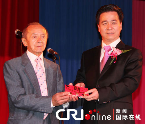 南部非洲中华福建同乡总会会长杨天峙(右)代表该会向南非康宁老人院捐款。人民网驻南非记者 裴广江摄