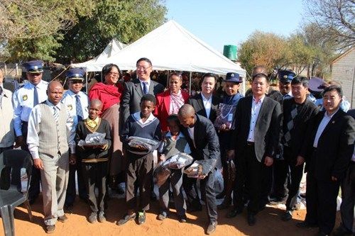 南非中华福建同乡会自由州省分会向贫困儿童捐赠