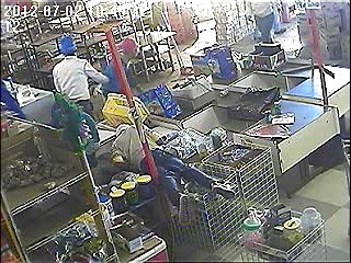 监控器拍下暴民正在作案的画面