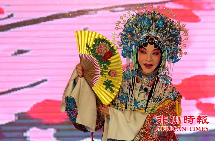 著名梅（兰芳）派青衣 第三代嫡传弟子胡文阁来南非演出受到热烈欢迎