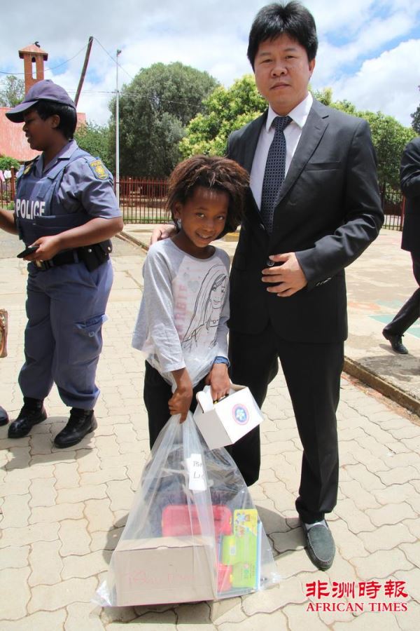 自由州福建同乡会向两家孤儿院发放圣诞礼物图片集锦