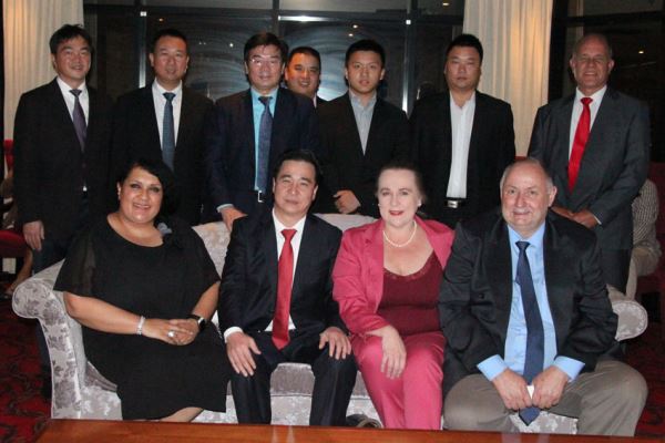 现场嘉宾合影留念。前排左二是南部非洲中华福建同乡总会会长杨天峙,右一是南非国家艺术学校校长Gary-Natali,右二是常务校长Brenda-Sakellarides,左一是南非豪等教育厅副厅长Alison-Bengtson。