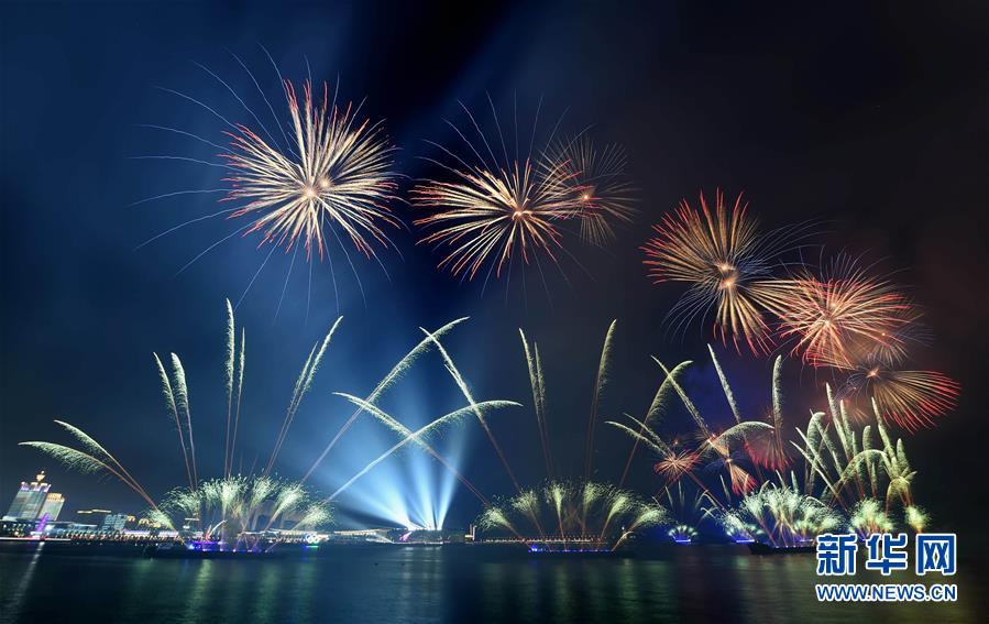 （上合青岛峰会·XHDW）（8）灯光焰火艺术表演在青岛举行