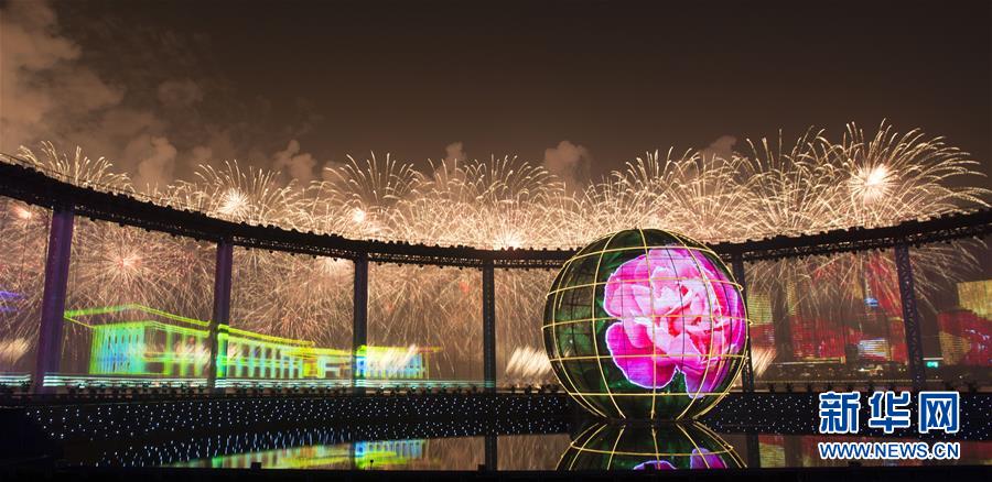 （上合青岛峰会·XHDW）（9）灯光焰火艺术表演在青岛举行