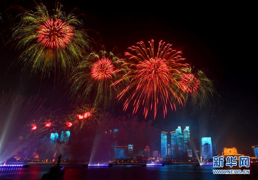 （上合青岛峰会·XHDW）（17）灯光焰火艺术表演在青岛举行