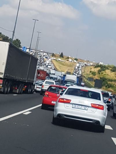 亚历山大抗议（组图）：N3以北高速公路往Marlboro Drive路段封闭