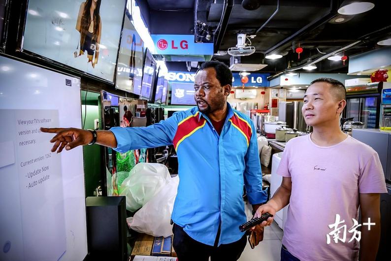 飞利正在广州海印商贸区的一家电器城内采购。