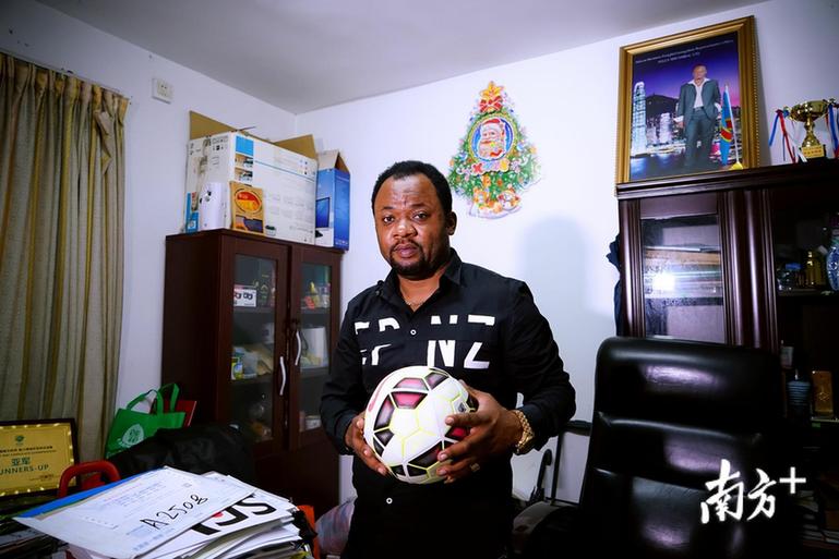 闲暇时，飞利喜欢约朋友踢球。