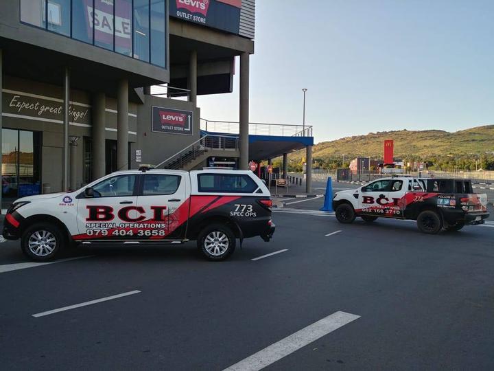 武装抢匪企图闯入Retail Crossing一家商店遭保安逮捕