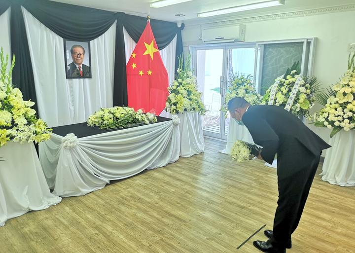 自由州福建同乡会干部到驻约堡总领馆吊唁江泽民同志