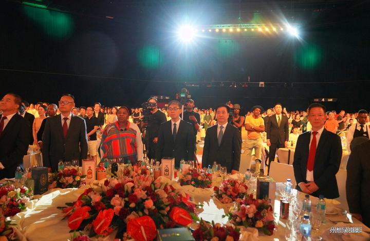 庆祝中南建交25周年晚会奏唱国歌