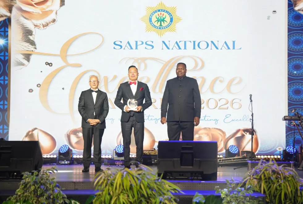 捐赠中国汽车助力警务建设 南非国家警察卓越奖颁奖典礼上南部非洲中华福建同乡总会获颁感谢证书